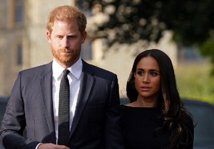 Harry a Meghan zůstanou v Británii minimálně do královnina pohřbu.