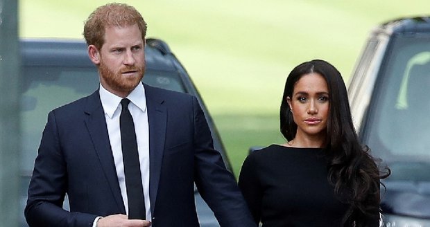 Harry a Meghan zůstanou v Británii minimálně do královnina pohřbu.