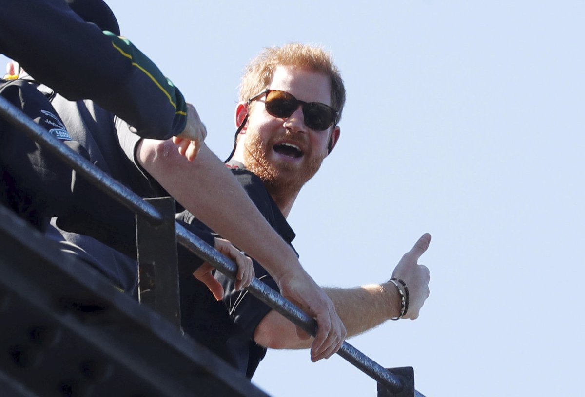 Princ Harry se vydal na vysoký most Harbour Bridge v Sydney., těhotná Meghan zůstala na pláži.