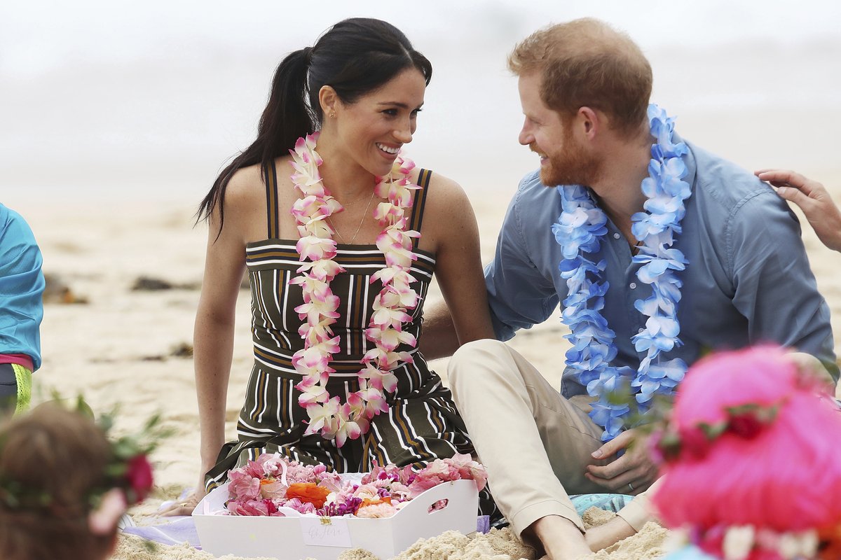 Princ Harry se vydal na vysoký most Harbour Bridge v Sydney., těhotná Meghan zůstala na pláži.