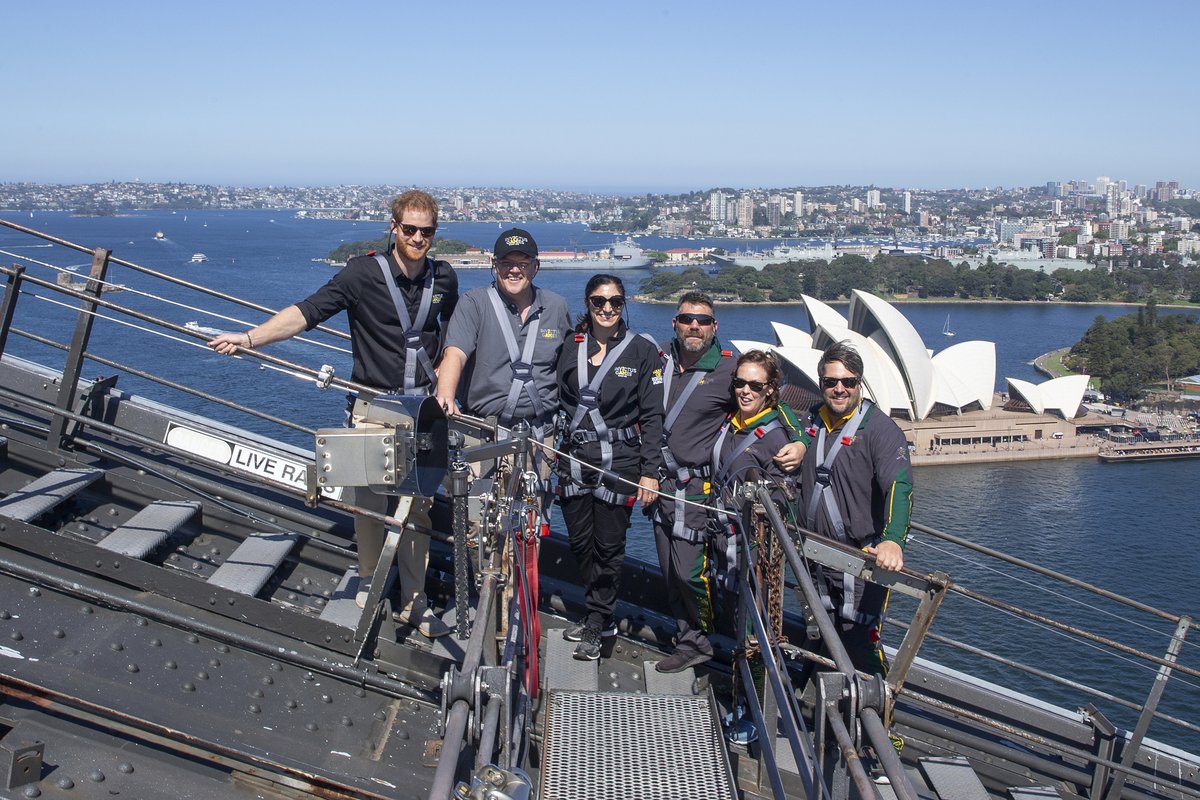 Princ Harry se vydal na vysoký most Harbour Bridge v Sydney., těhotná Meghan zůstala na pláži.