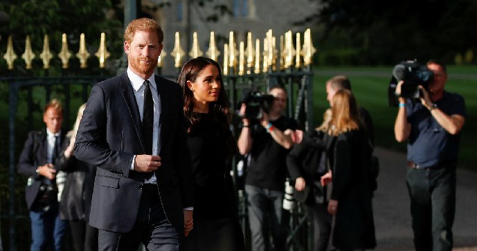 Harry a Meghan zůstanou v Británii minimálně do královnina pohřbu.