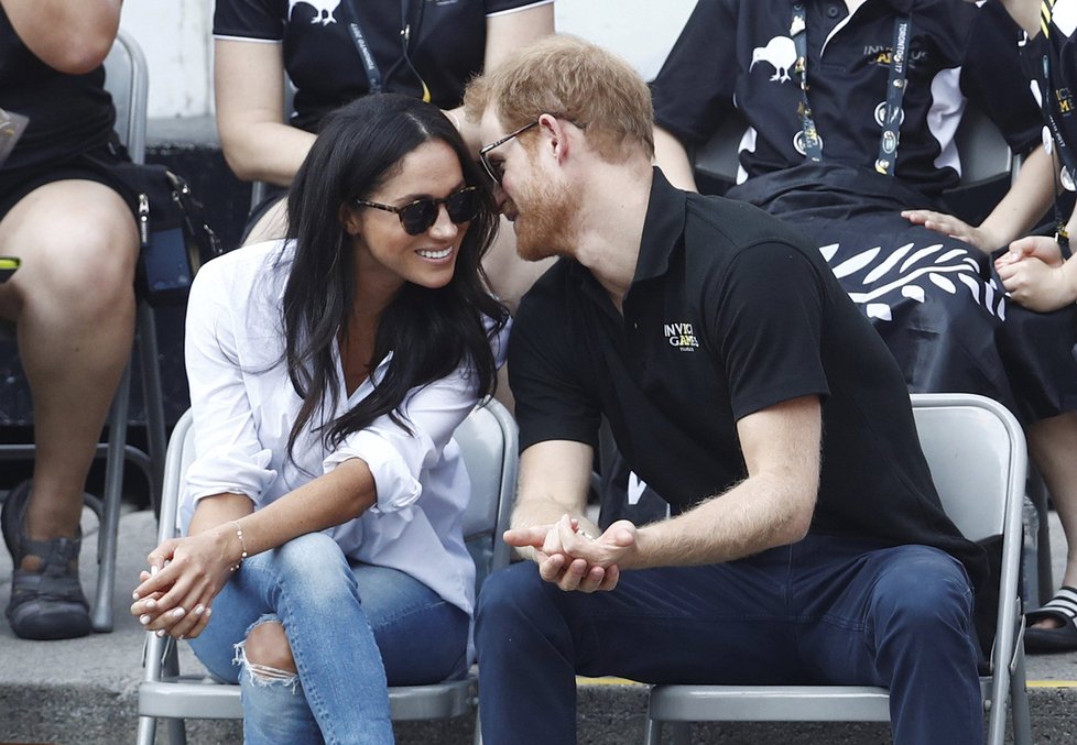 Tak jako k Meghan se Harry k žádné dívce na veřejnosti neměl!