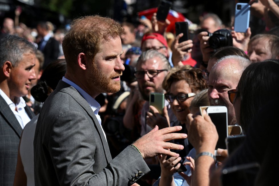 Princ Harry s Meghan se v Düsseldorfu chovali jako superhvězdy.