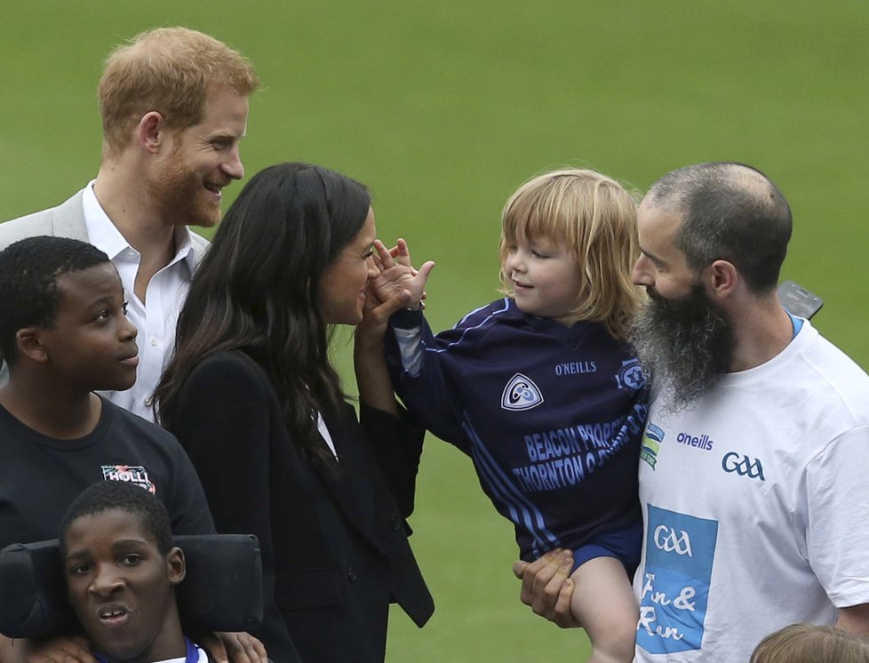 Meghan v Irsku tahal za vlasy chlapeček.