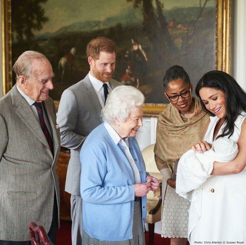 Vévodkyně Meghan ukazuje synka rodině.