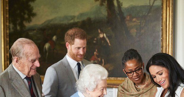 Vévodkyně Meghan ukazuje synka rodině