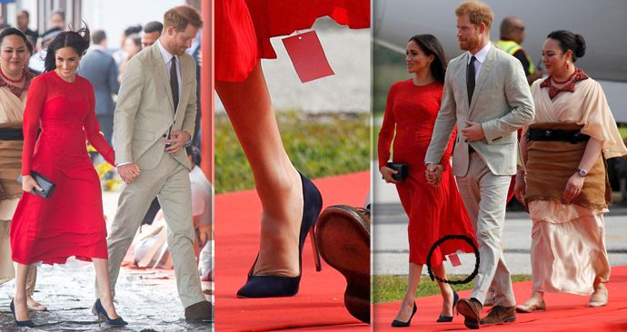 Vévodkyně Meghan Markle vynesla rudé šaty s neustřiženou cedulkou.