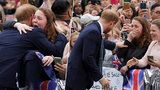 Princ Harry v objetí s plačící ženou: Dostaneš mě do problémů, šeptal jí