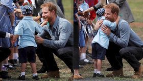 Malý chlapec polechtal prince Harryho na vousech.