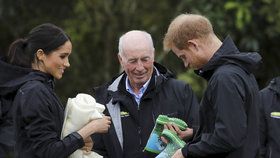 Princ Harry a těhotná Meghan dostali od místních lidí wellingtonské holinky pro nenarozené miminko.