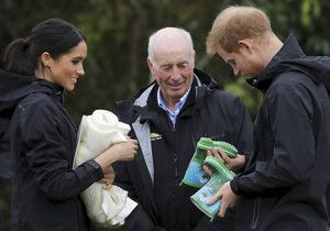 Princ Harry a těhotná Meghan dostali od místních lidí wellingtonské holinky pro nenarozené miminko.