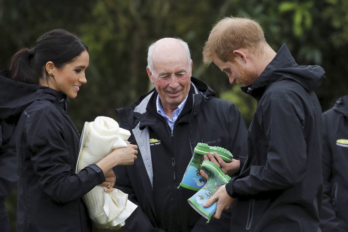 Princ Harry a těhotná Meghan dostali od místních lidí Wellingtonské holinky pro nenarozené miminko.