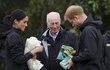 Princ Harry a těhotná Meghan dostali od místních lidí Wellingtonské holinky pro nenarozené miminko.
