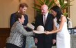 Harry a Meghan s dárky od guvernéra Austrálie Petera Cosgrovea