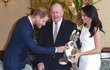 Harry a Meghan s dárky od guvernéra Austrálie Petera Cosgrovea