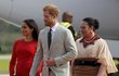 Princ Harry a vévodkyně Meghan v rudých šatech s neustřiženou cedulkou přiletěli na ostrov Tongo.