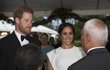 Princ Harry a vévodkyně Meghan přicházejí na státní večeři na ostrově Tongo.