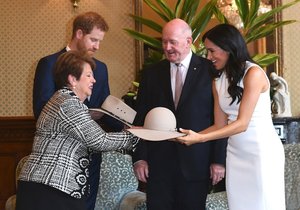 Harry a Meghan s dárky od guvernéra Austrálie Petera Cosgrovea