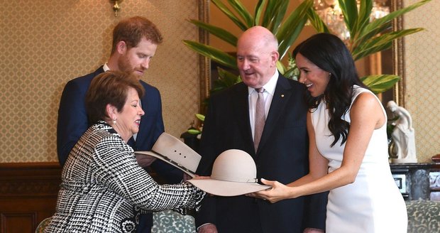 Harry a Meghan s dárky od guvernéra Austrálie Petera Cosgrovea