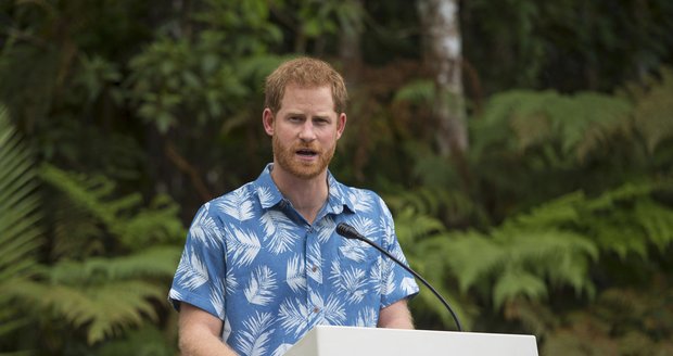 Princ Harry navštívil prales na Fiji bez manželky Meghan.