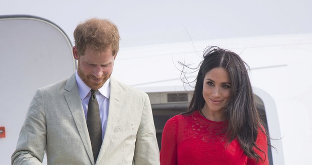 Princ Harry a vévodkyně Meghan v rudých šatech s neustřiženou cedulkou přiletěli na ostrov Tongo.