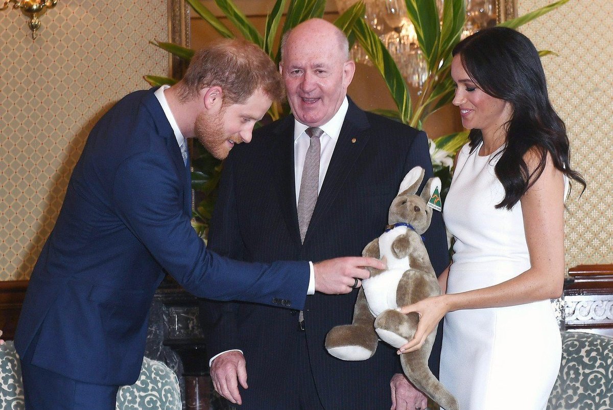 Princ Harry se rozplýval nad plyšovým klokanem.