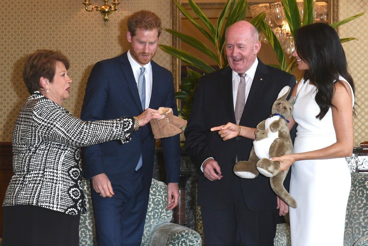 Harry a Meghan s dárky od guvernéra Austrálie Petera Cosgrovea