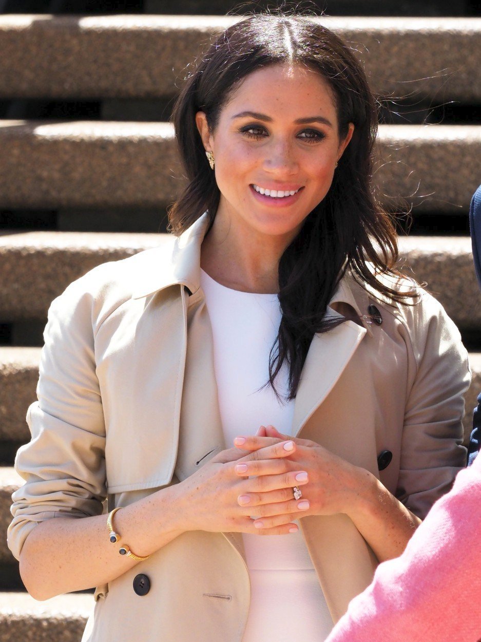 Těhotná vévodkyně Meghan má na sobě šperky po princezně Dianě.