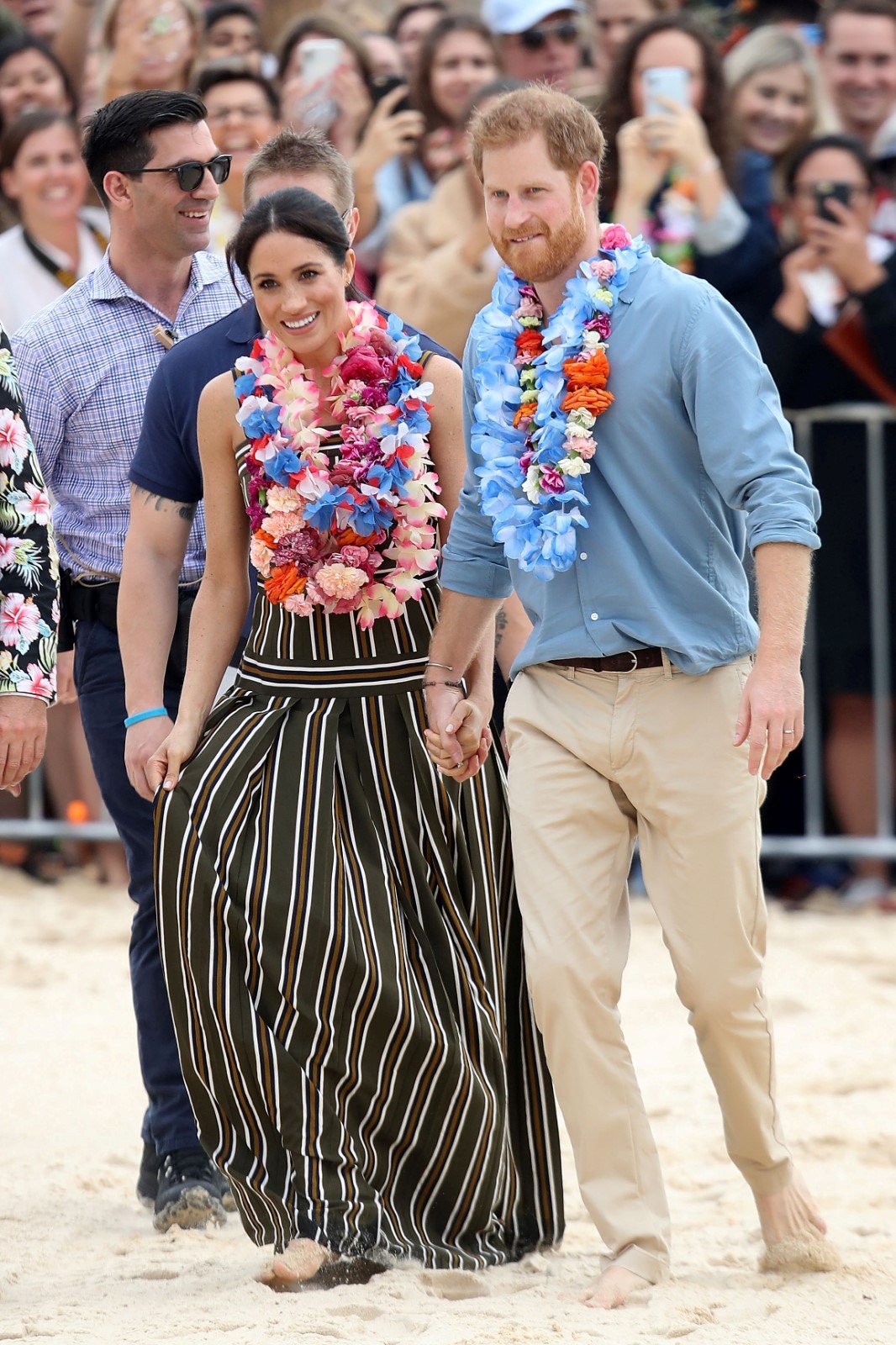 Těhotná Meghan s princem Harrym na pláži v Austrálii. 