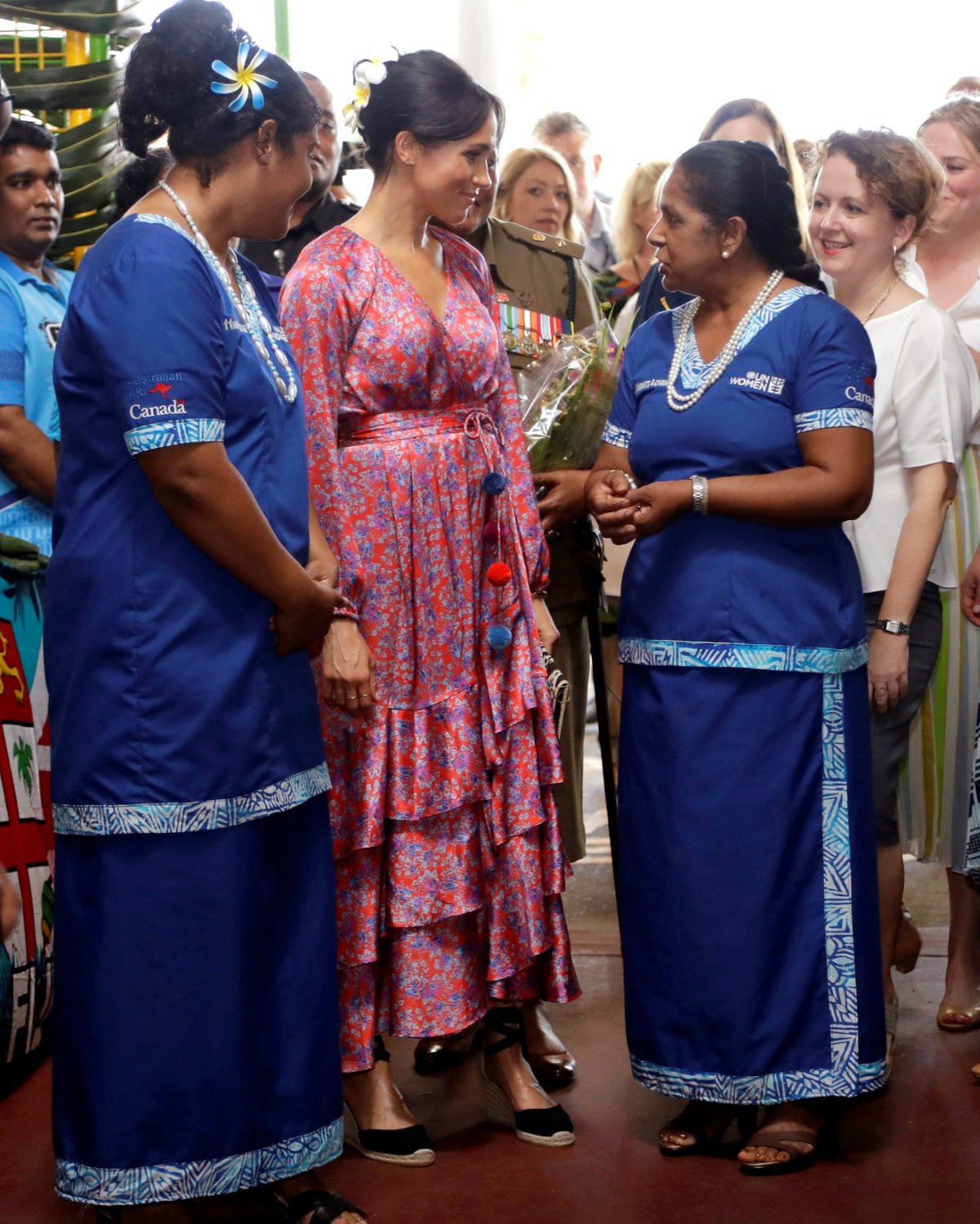 Těhotná Meghan na místním trhu na Fiji. 
