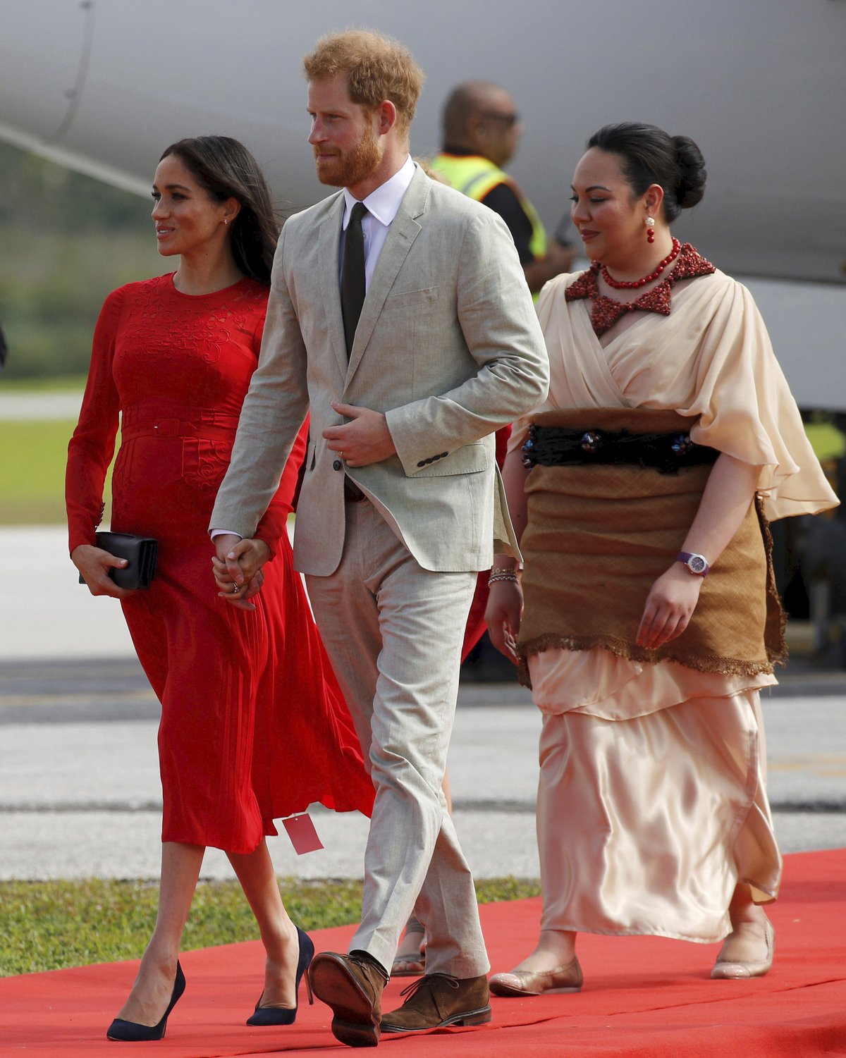 Princ Harry a vévodkyně Meghan v rudých šatech s neustřiženou cedulkou přiletěli na ostrov Tongo.
