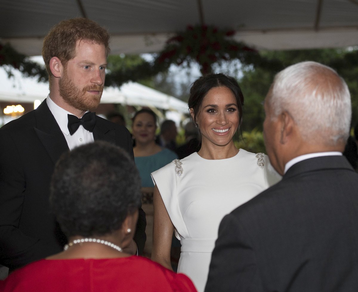 Princ Harry a vévodkyně Meghan přicházejí na státní večeři na ostrově Tongo.