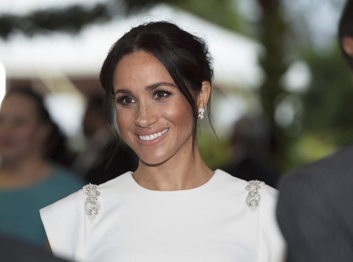 Princ Harry a vévodkyně Meghan přicházejí na státní večeři na ostrově Tongo.