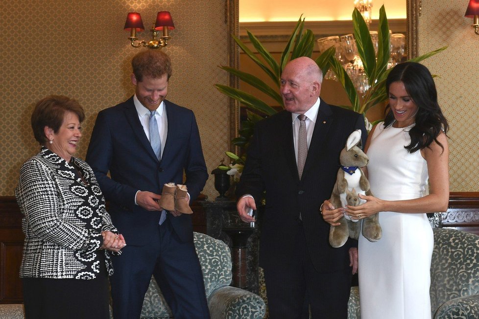 Princ Harry s Meghan dostali pro své miminko první dárky, botičky a klokana.