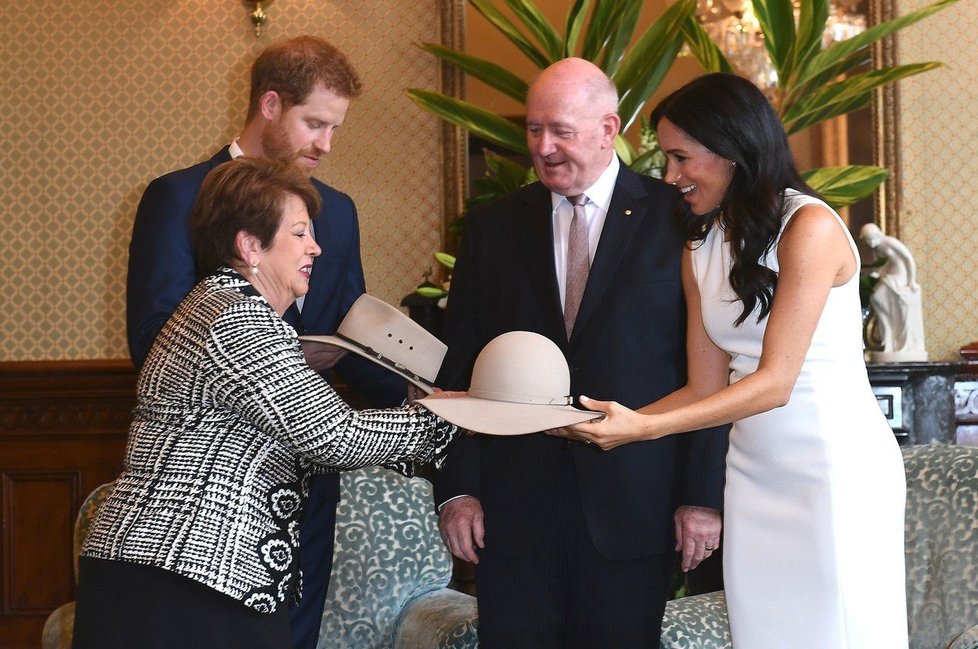 Harry a Meghan s dárky od guvernéra Austrálie Petera Cosgrovea