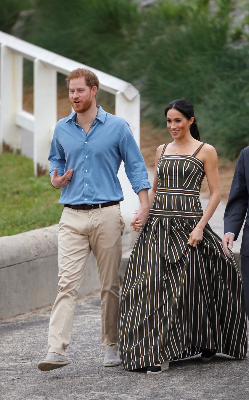 Těhotná Meghan s princem Harrym na pláži v Austrálii