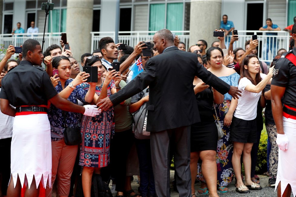 Těhotná Meghan na místním trhu na Fiji.