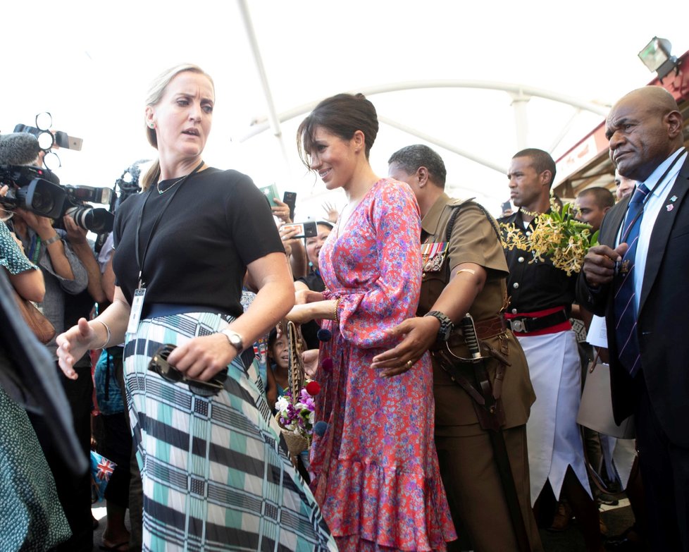 Meghan opouští trh v Suvě na Fiji.