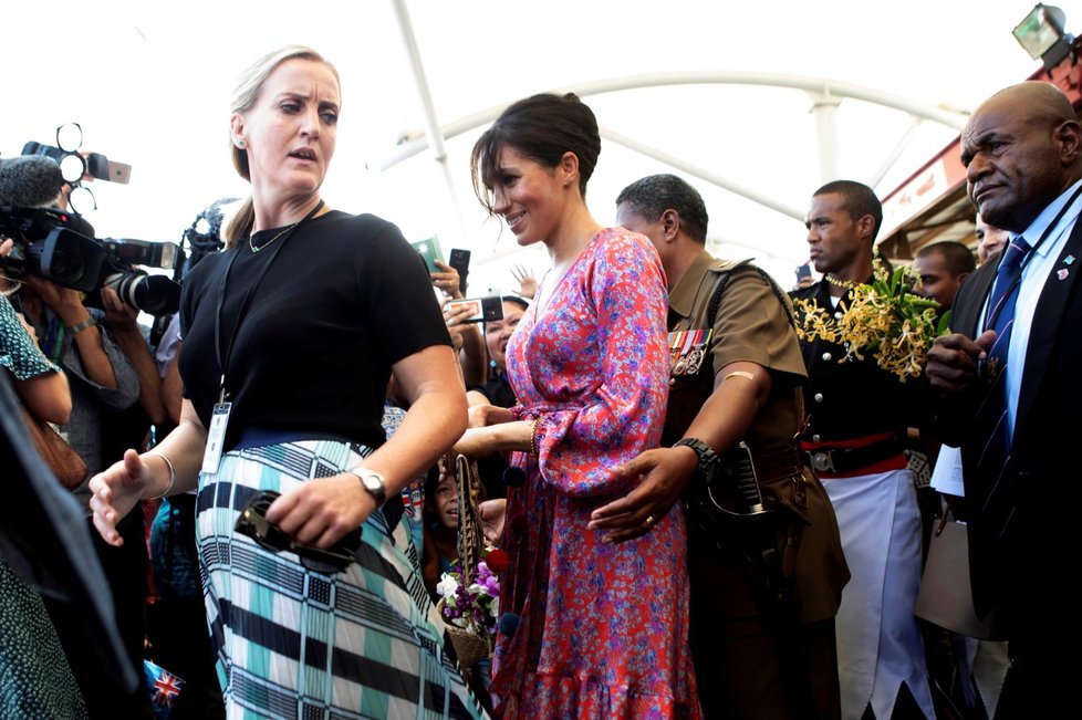 Meghan opouští trh v Suvě na Fiji.