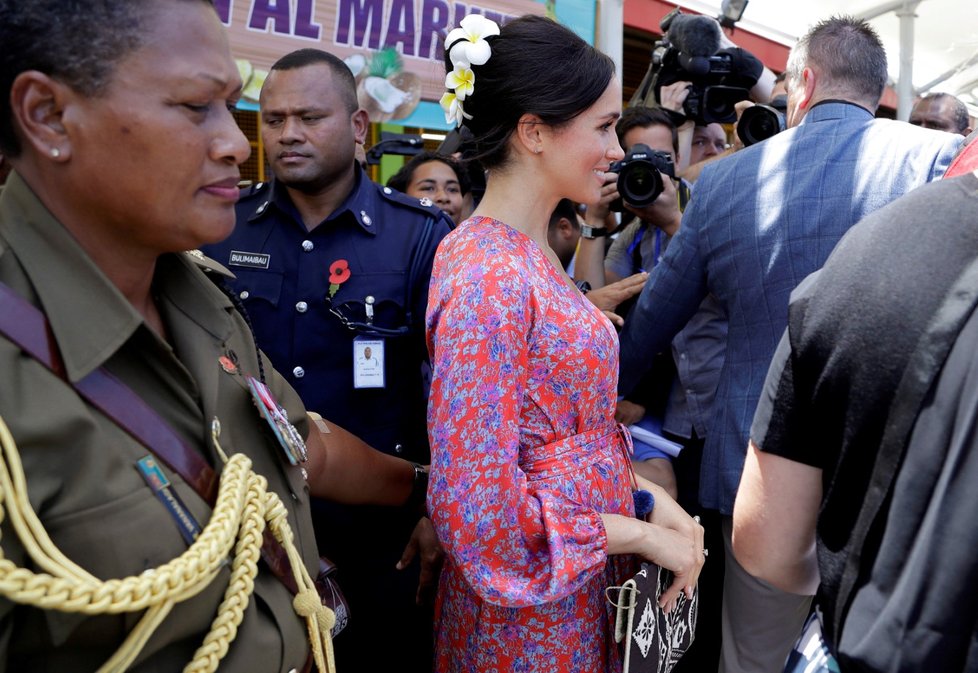 Těhotná Meghan na místním trhu na Fiji.