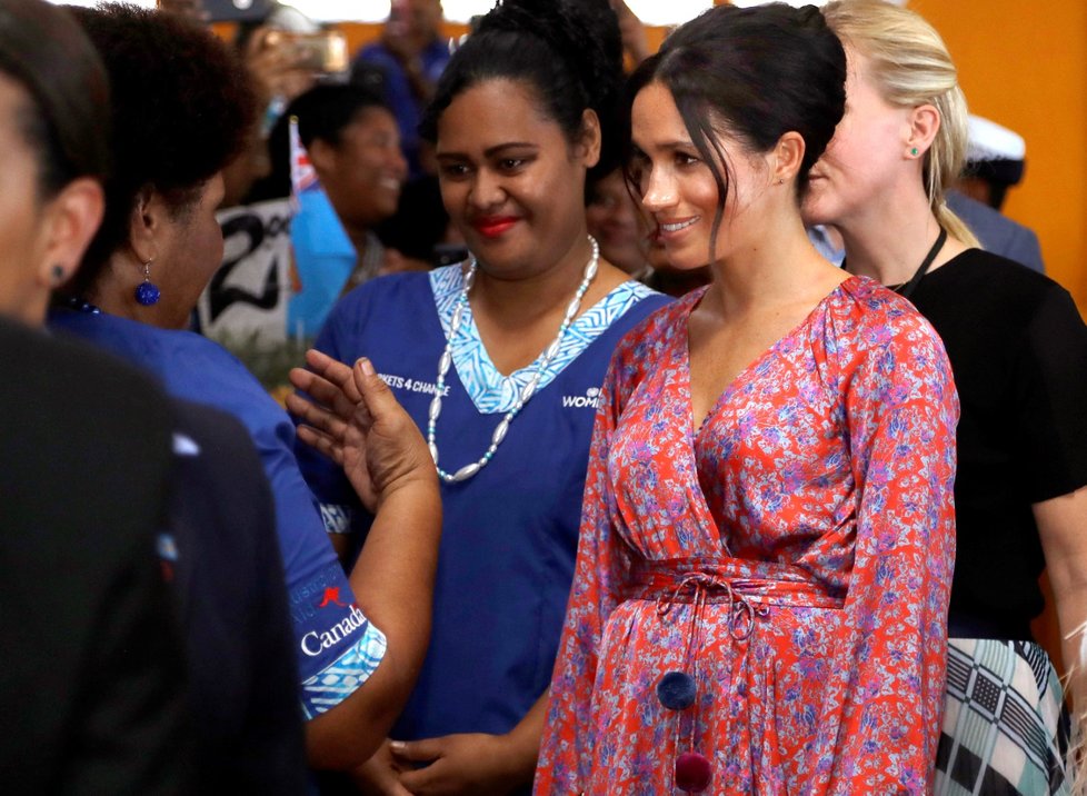 Těhotná Meghan na místním trhu na Fiji.