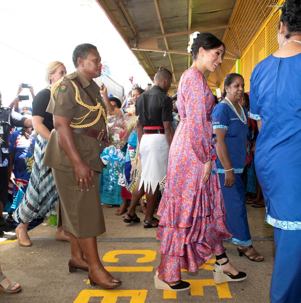 Meghan vstupuje na trh v Suvě na Fiji.