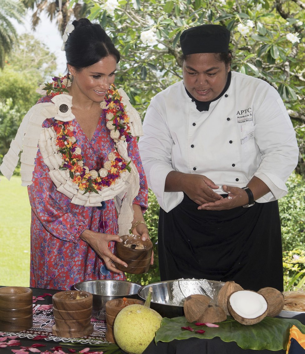 Těhotná Meghan se snažila naučit udělat tradiční snídani na Fiji.