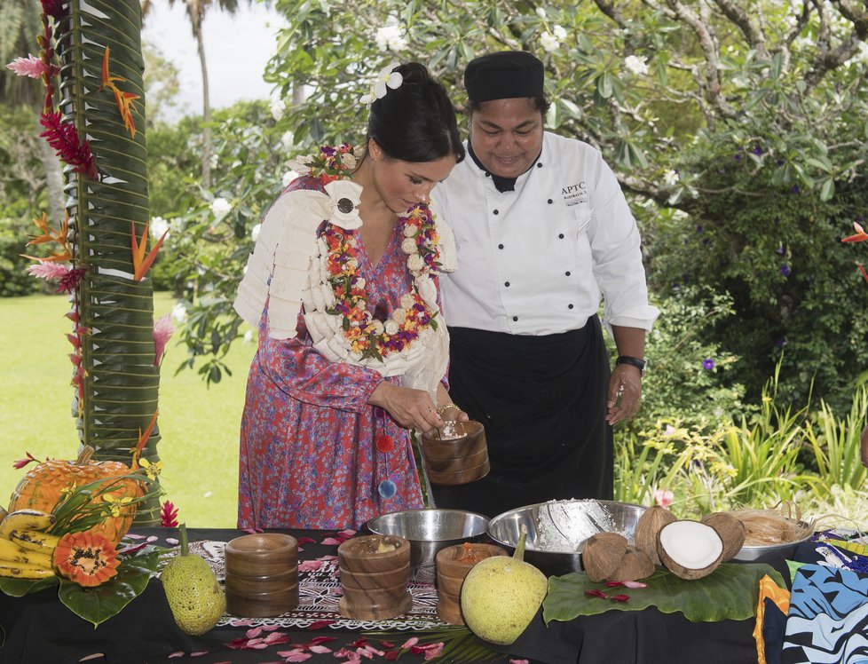 Těhotná Meghan se snažila naučit udělat tradiční snídani na Fiji.