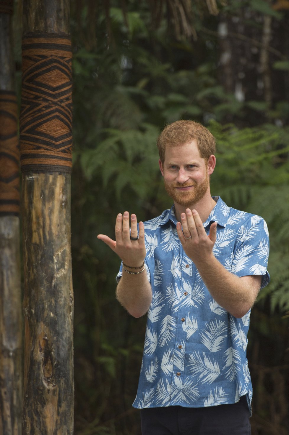 Princ Harry navštívil prales na Fiji bez manželky Meghan.