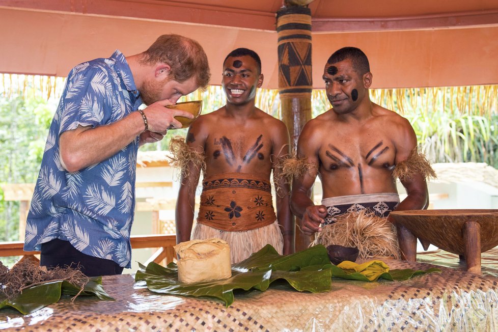 Princ Harry navštívil prales na Fiji bez manželky Meghan.