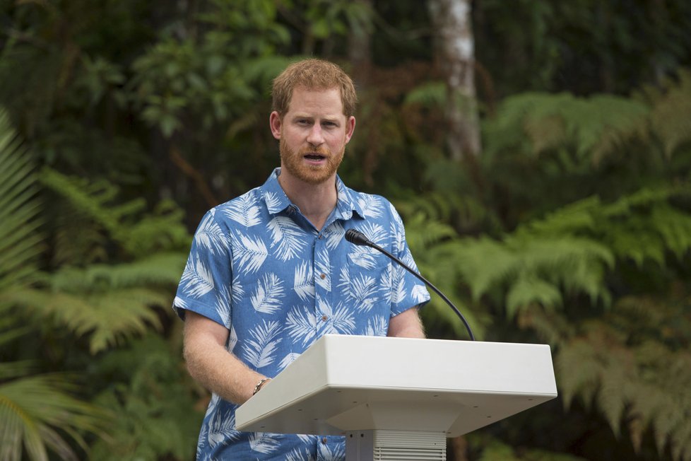 Princ Harry navštívil prales na Fiji bez manželky Meghan.