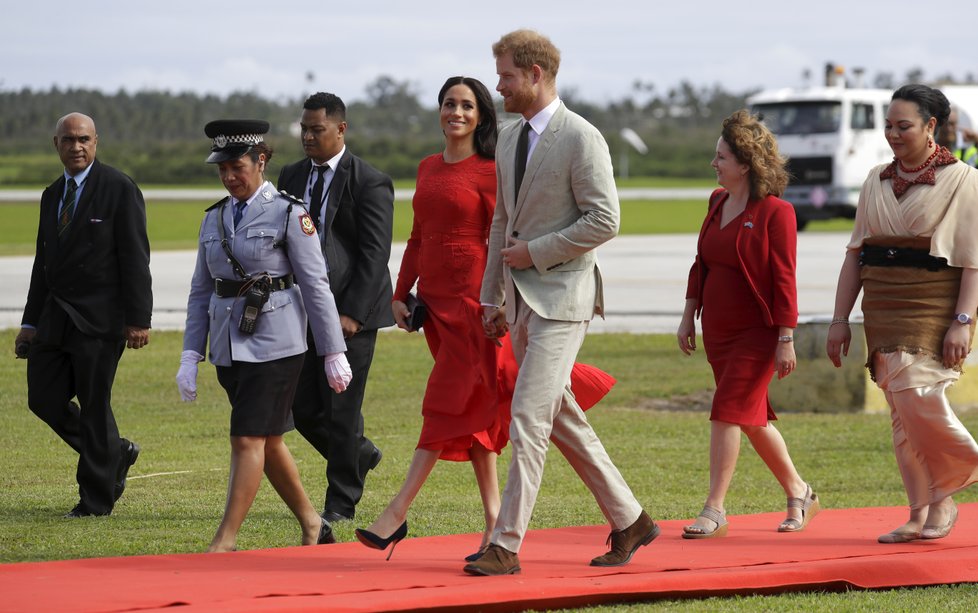 Princ Harry a vévodkyně Meghan v rudých šatech s neustřiženou cedulkou přiletěli na ostrov Tongo.