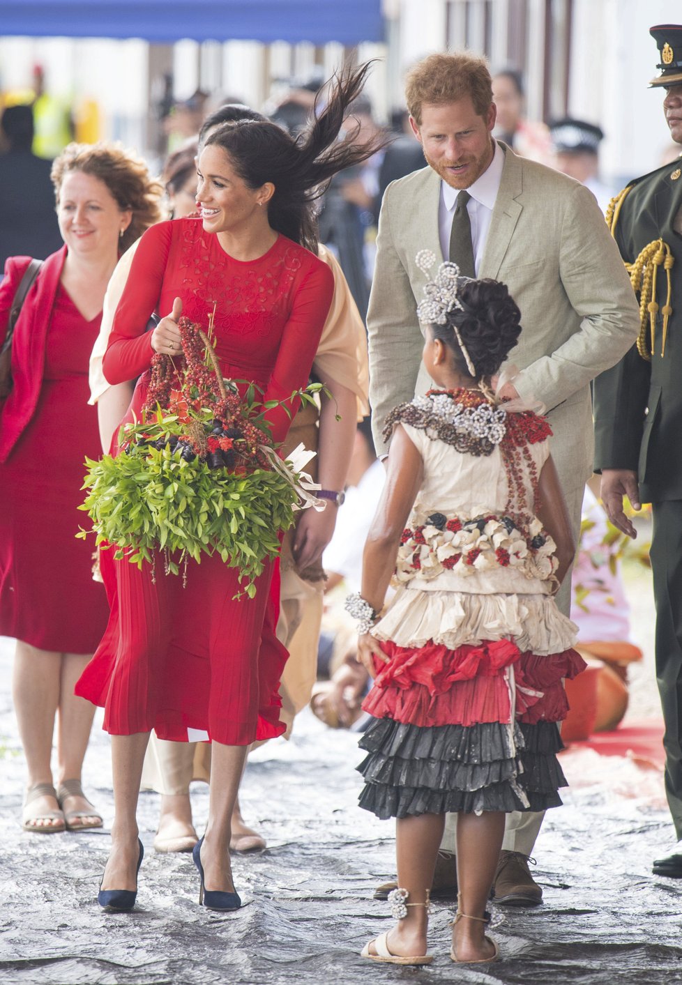 Princ Harry a vévodkyně Meghan v rudých šatech s neustřiženou cedulkou přiletěli na ostrov Tongo.